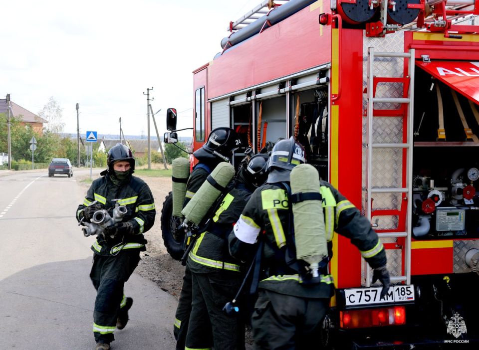 В образовательном учреждении Мелитополя сотрудники МЧС России отработали действия по ликвидации условного пожара В образовательном учреждении Мелитополя сотрудники МЧС России отработали действия по ликвидации условного пожара