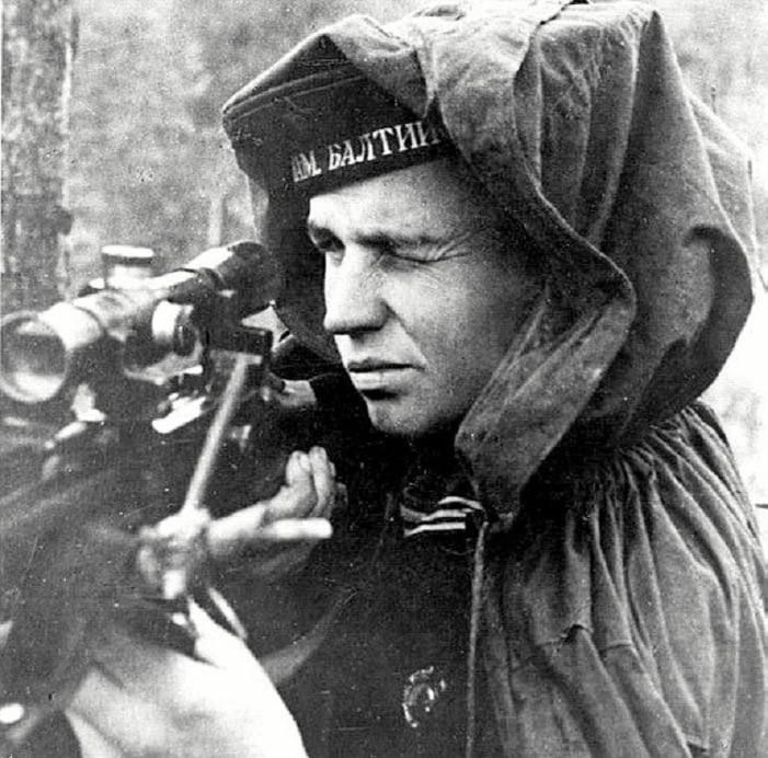 Почему снайпер Антонов стрелял в немцев на переднем краю только под звуки советского пулемета Почему снайпер Антонов стрелял в немцев на переднем краю только под звуки советского пулемета