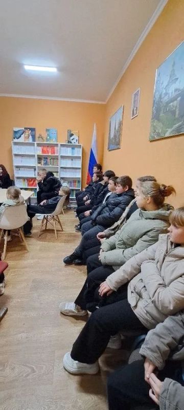 С учащимися Великотерновской средней общеобразовательной школы №33 Акимовского района в стенах Большетерновской сельской библиотеки состоялась беседа на тему: «Образы Богородицы в литературе и поэзии» С учащимися Великотерновской средней общеобразовательной школы №33 Акимовского района в стенах Большетерновской сельской библиотеки состоялась беседа на тему: «Образы Богородицы в литературе и поэзии»