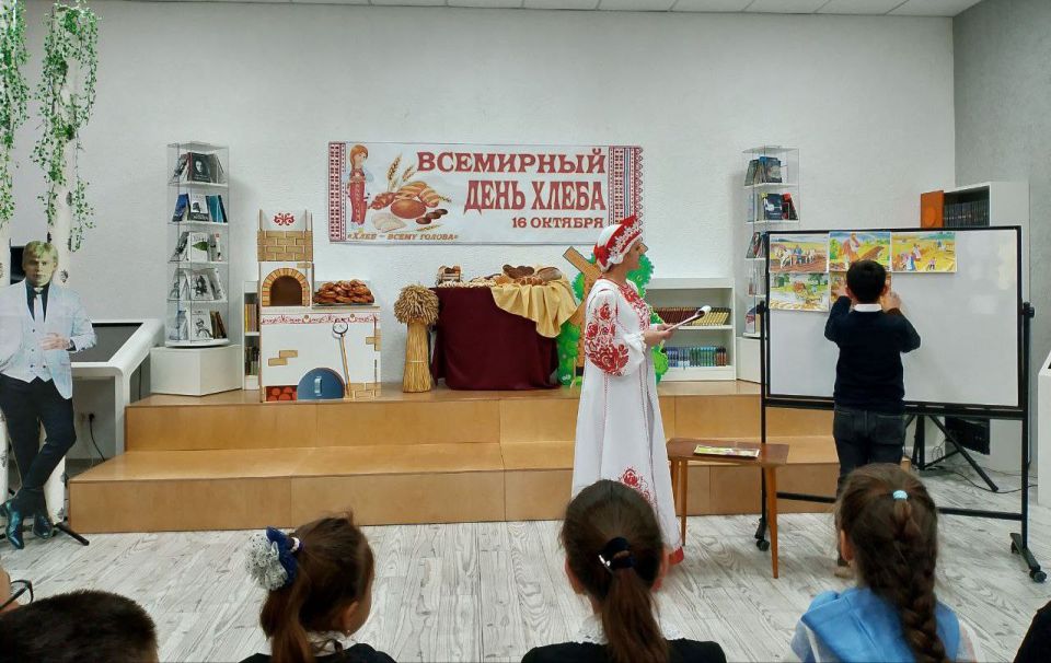 БИБЛИОТЕКА ОБЪЕДИНЯЕТ..... Сегодня, во Всемирный день хлеба, Приазовскую центральную библиотеку, посетили учащиеся Анновской школы № 54 БИБЛИОТЕКА ОБЪЕДИНЯЕТ..... Сегодня, во Всемирный день хлеба, Приазовскую центральную библиотеку, посетили учащиеся Анновской школы № 54