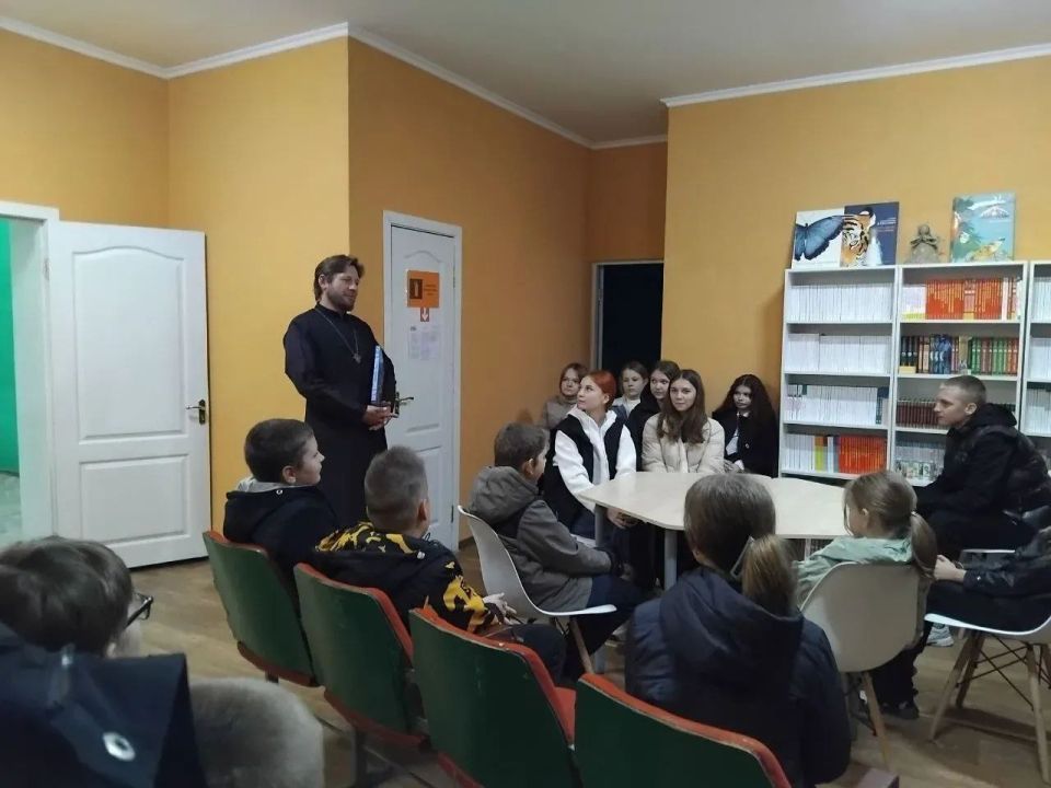 С учащимися Великотерновской средней общеобразовательной школы №33 Акимовского района в стенах Большетерновской сельской библиотеки состоялась беседа на тему: «Образы Богородицы в литературе и поэзии» С учащимися Великотерновской средней общеобразовательной школы №33 Акимовского района в стенах Большетерновской сельской библиотеки состоялась беседа на тему: «Образы Богородицы в литературе и поэзии»