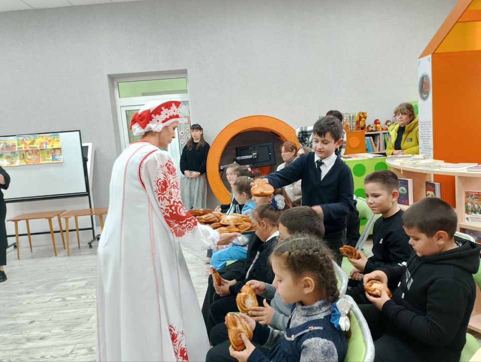 БИБЛИОТЕКА ОБЪЕДИНЯЕТ..... Сегодня, во Всемирный день хлеба, Приазовскую центральную библиотеку, посетили учащиеся Анновской школы № 54 БИБЛИОТЕКА ОБЪЕДИНЯЕТ..... Сегодня, во Всемирный день хлеба, Приазовскую центральную библиотеку, посетили учащиеся Анновской школы № 54