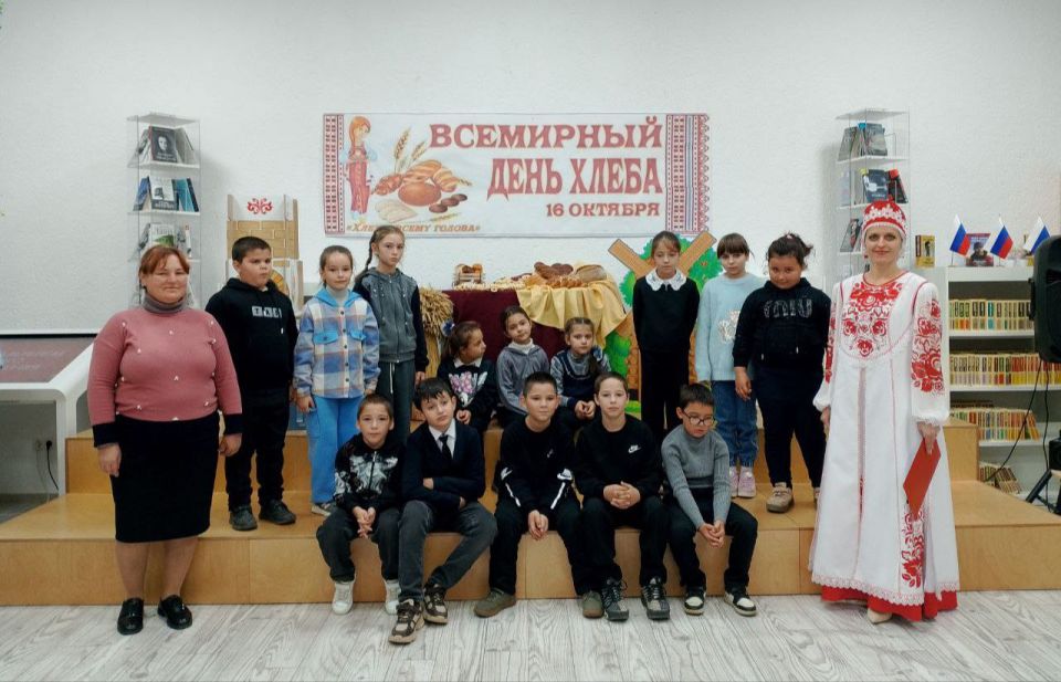 БИБЛИОТЕКА ОБЪЕДИНЯЕТ..... Сегодня, во Всемирный день хлеба, Приазовскую центральную библиотеку, посетили учащиеся Анновской школы № 54 БИБЛИОТЕКА ОБЪЕДИНЯЕТ..... Сегодня, во Всемирный день хлеба, Приазовскую центральную библиотеку, посетили учащиеся Анновской школы № 54