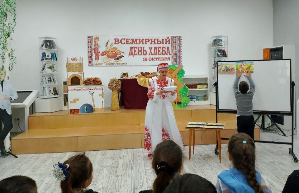 БИБЛИОТЕКА ОБЪЕДИНЯЕТ..... Сегодня, во Всемирный день хлеба, Приазовскую центральную библиотеку, посетили учащиеся Анновской школы № 54 БИБЛИОТЕКА ОБЪЕДИНЯЕТ..... Сегодня, во Всемирный день хлеба, Приазовскую центральную библиотеку, посетили учащиеся Анновской школы № 54