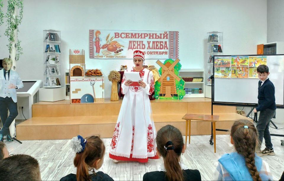 БИБЛИОТЕКА ОБЪЕДИНЯЕТ..... Сегодня, во Всемирный день хлеба, Приазовскую центральную библиотеку, посетили учащиеся Анновской школы № 54