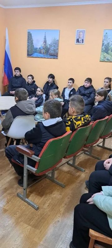 С учащимися Великотерновской средней общеобразовательной школы №33 Акимовского района в стенах Большетерновской сельской библиотеки состоялась беседа на тему: «Образы Богородицы в литературе и поэзии» С учащимися Великотерновской средней общеобразовательной школы №33 Акимовского района в стенах Большетерновской сельской библиотеки состоялась беседа на тему: «Образы Богородицы в литературе и поэзии»