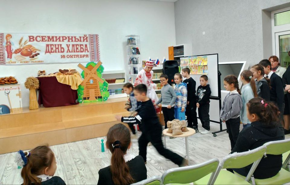 БИБЛИОТЕКА ОБЪЕДИНЯЕТ..... Сегодня, во Всемирный день хлеба, Приазовскую центральную библиотеку, посетили учащиеся Анновской школы № 54 БИБЛИОТЕКА ОБЪЕДИНЯЕТ..... Сегодня, во Всемирный день хлеба, Приазовскую центральную библиотеку, посетили учащиеся Анновской школы № 54