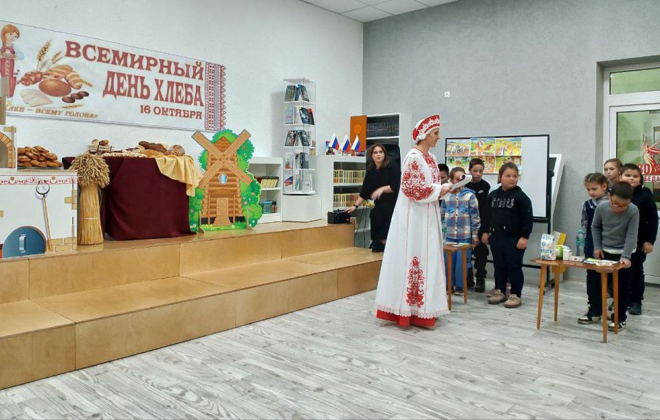 БИБЛИОТЕКА ОБЪЕДИНЯЕТ..... Сегодня, во Всемирный день хлеба, Приазовскую центральную библиотеку, посетили учащиеся Анновской школы № 54 БИБЛИОТЕКА ОБЪЕДИНЯЕТ..... Сегодня, во Всемирный день хлеба, Приазовскую центральную библиотеку, посетили учащиеся Анновской школы № 54