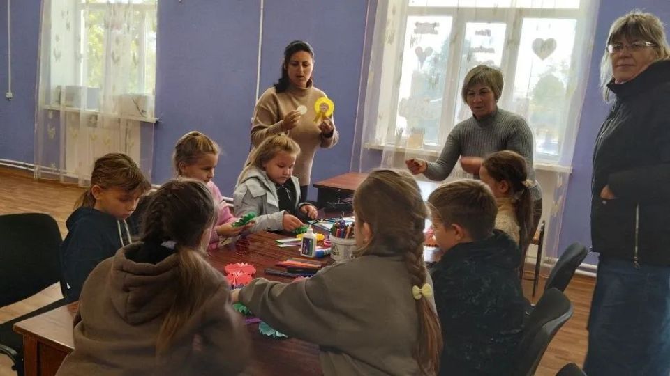 Сегодня в Розовской сельской библиотеке состоялся мастер-класс «Открытка папе», который был приурочен ко Дню отца Сегодня в Розовской сельской библиотеке состоялся мастер-класс «Открытка папе», который был приурочен ко Дню отца