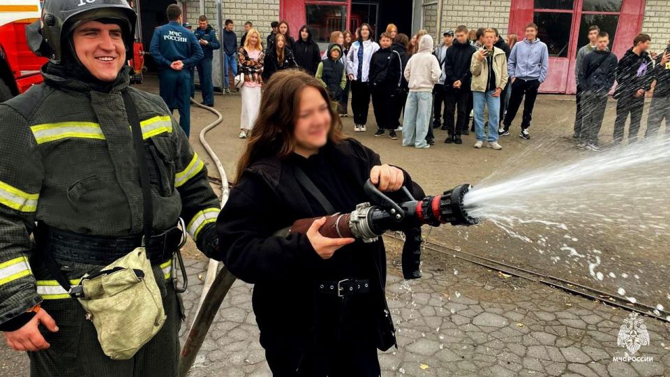 Сотрудники МЧС России в прифронтовом Токмаке провели увлекательный урок пожарной безопасности для учеников одной из городских школ Сотрудники МЧС России в прифронтовом Токмаке провели увлекательный урок пожарной безопасности для учеников одной из городских школ