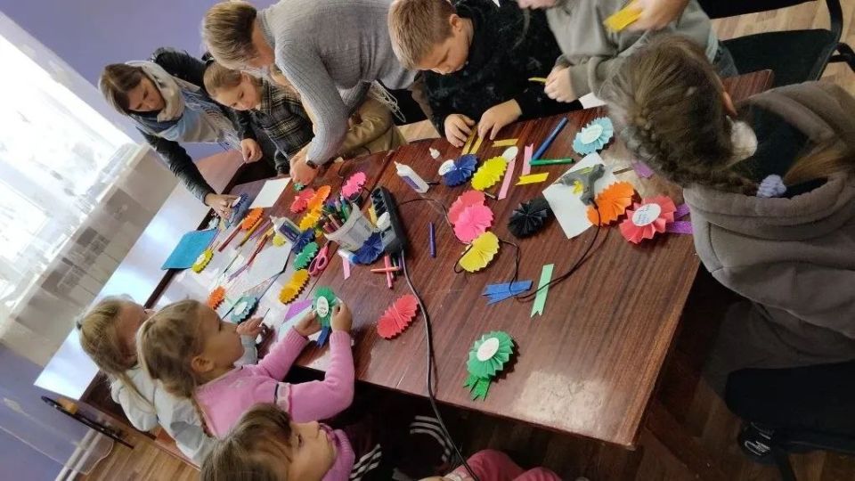 Сегодня в Розовской сельской библиотеке состоялся мастер-класс «Открытка папе», который был приурочен ко Дню отца Сегодня в Розовской сельской библиотеке состоялся мастер-класс «Открытка папе», который был приурочен ко Дню отца