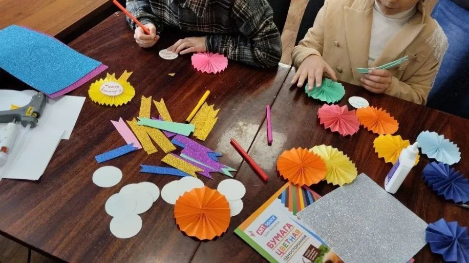 Сегодня в Розовской сельской библиотеке состоялся мастер-класс «Открытка папе», который был приурочен ко Дню отца Сегодня в Розовской сельской библиотеке состоялся мастер-класс «Открытка папе», который был приурочен ко Дню отца