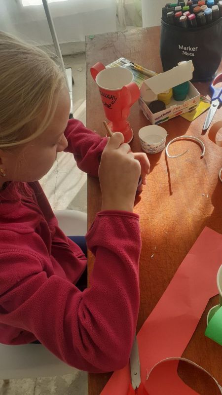 Чернозёмненский СДК совместно с сельской библиотекой организовали мероприятие для детей, на котором изготовили поделки "Кубок для папы" Чернозёмненский СДК совместно с сельской библиотекой организовали мероприятие для детей, на котором изготовили поделки "Кубок для папы"