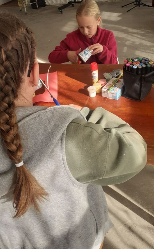 Чернозёмненский СДК совместно с сельской библиотекой организовали мероприятие для детей, на котором изготовили поделки "Кубок для папы" Чернозёмненский СДК совместно с сельской библиотекой организовали мероприятие для детей, на котором изготовили поделки "Кубок для папы"