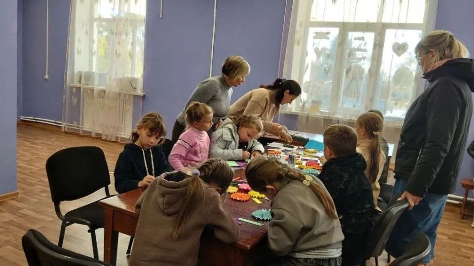 Сегодня в Розовской сельской библиотеке состоялся мастер-класс «Открытка папе», который был приурочен ко Дню отца Сегодня в Розовской сельской библиотеке состоялся мастер-класс «Открытка папе», который был приурочен ко Дню отца