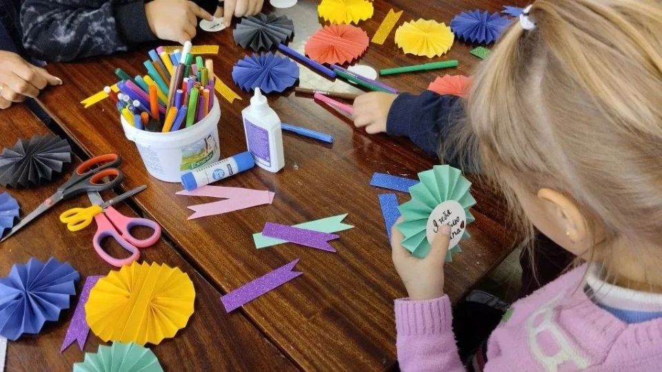 Сегодня в Розовской сельской библиотеке состоялся мастер-класс «Открытка папе», который был приурочен ко Дню отца Сегодня в Розовской сельской библиотеке состоялся мастер-класс «Открытка папе», который был приурочен ко Дню отца