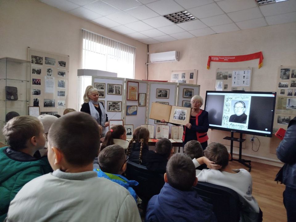 Ежегодно в третье воскресенье октября в нашей стране празднуется День отца Ежегодно в третье воскресенье октября в нашей стране празднуется День отца
