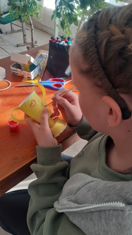 Чернозёмненский СДК совместно с сельской библиотекой организовали мероприятие для детей, на котором изготовили поделки "Кубок для папы" Чернозёмненский СДК совместно с сельской библиотекой организовали мероприятие для детей, на котором изготовили поделки "Кубок для папы"