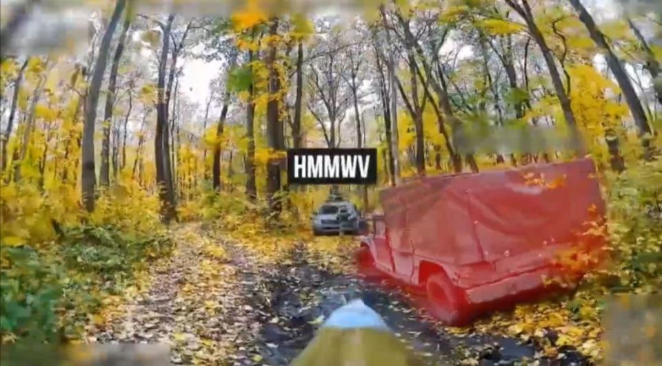 Операторы Рубикона при помощи дронов КВН уничтожили в Сумских лесах два украинских автомобиля - хамви и пикап, а также живую силу противника (точно в цель) Операторы Рубикона при помощи дронов КВН уничтожили в Сумских лесах два украинских автомобиля - хамви и пикап, а также живую силу противника (точно в цель)