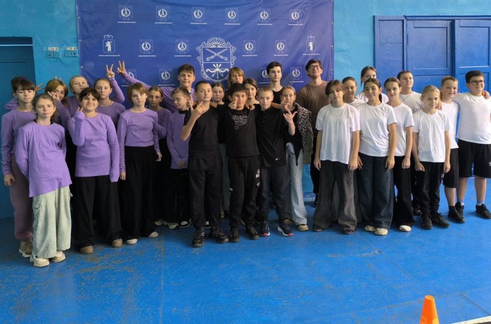 Сотрудники Акимовского ЦДК МКУ "Акимовская ЦКС" провели спортивно-развлекательную программу ко Дню Отца «Хочу быть как папа» в стенах ГБУ ОО ЗО "Акимовская СОШ №27 им. Г. И. Бояринова" с учениками 6-х классов сотрудниками...