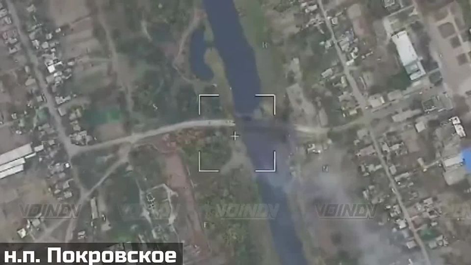 Российские военные сняли удары ВКС РФ авиабомбами по двум мостам на подконтрольной противнику территории на Запорожском направлении, подрывая тыловую логистику ВСУ, сообщает Telegram-канал “Воин DV”