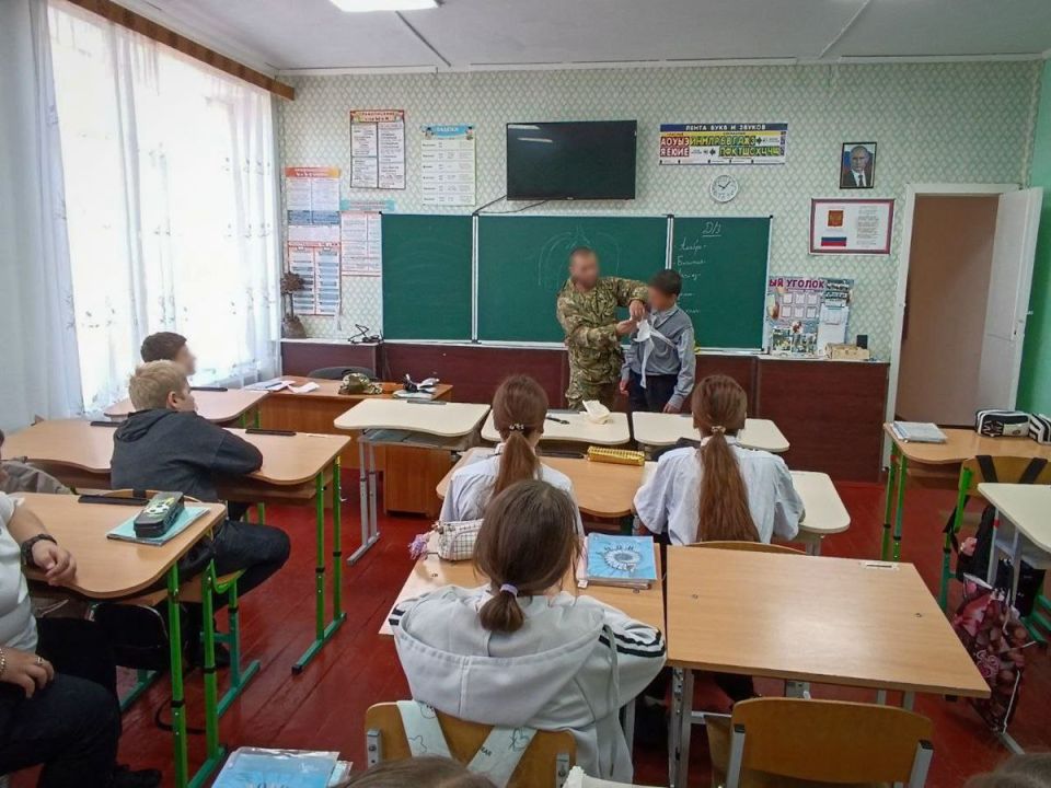 Росгвардейцы провели уроки мужества для школьников Запорожской и Херсонской областей Росгвардейцы провели уроки мужества для школьников Запорожской и Херсонской областей