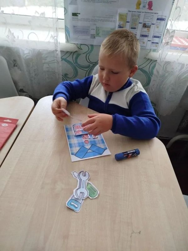 В преддверии Дня отца в Петровской сельской библиотеке совместно с Петровским сельским клубом прошел мастер-класс по изготовлению поздравительных открыток В преддверии Дня отца в Петровской сельской библиотеке совместно с Петровским сельским клубом прошел мастер-класс по изготовлению поздравительных открыток