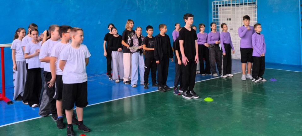 Сотрудники Акимовского ЦДК МКУ "Акимовская ЦКС" провели спортивно-развлекательную программу ко Дню Отца «Хочу быть как папа» в стенах ГБУ ОО ЗО "Акимовская СОШ №27 им. Г. И. Бояринова" с учениками 6-х классов сотрудниками... Сотрудники Акимовского ЦДК МКУ "Акимовская ЦКС" провели спортивно-развлекательную программу ко Дню Отца «Хочу быть как папа» в стенах ГБУ ОО ЗО "Акимовская СОШ №27 им. Г. И. Бояринова" с учениками 6-х классов сотрудниками...