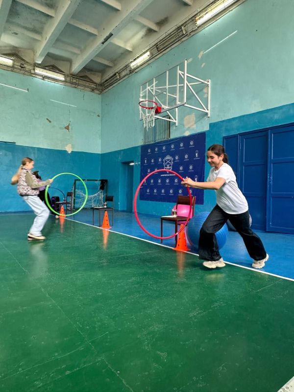 Сотрудники Акимовского ЦДК МКУ "Акимовская ЦКС" провели спортивно-развлекательную программу ко Дню Отца «Хочу быть как папа» в стенах ГБУ ОО ЗО "Акимовская СОШ №27 им. Г. И. Бояринова" с учениками 6-х классов сотрудниками... Сотрудники Акимовского ЦДК МКУ "Акимовская ЦКС" провели спортивно-развлекательную программу ко Дню Отца «Хочу быть как папа» в стенах ГБУ ОО ЗО "Акимовская СОШ №27 им. Г. И. Бояринова" с учениками 6-х классов сотрудниками...