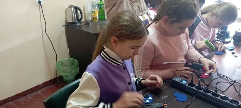 Он защитник и герой,. За меня стоит горой Он защитник и герой,. За меня стоит горой