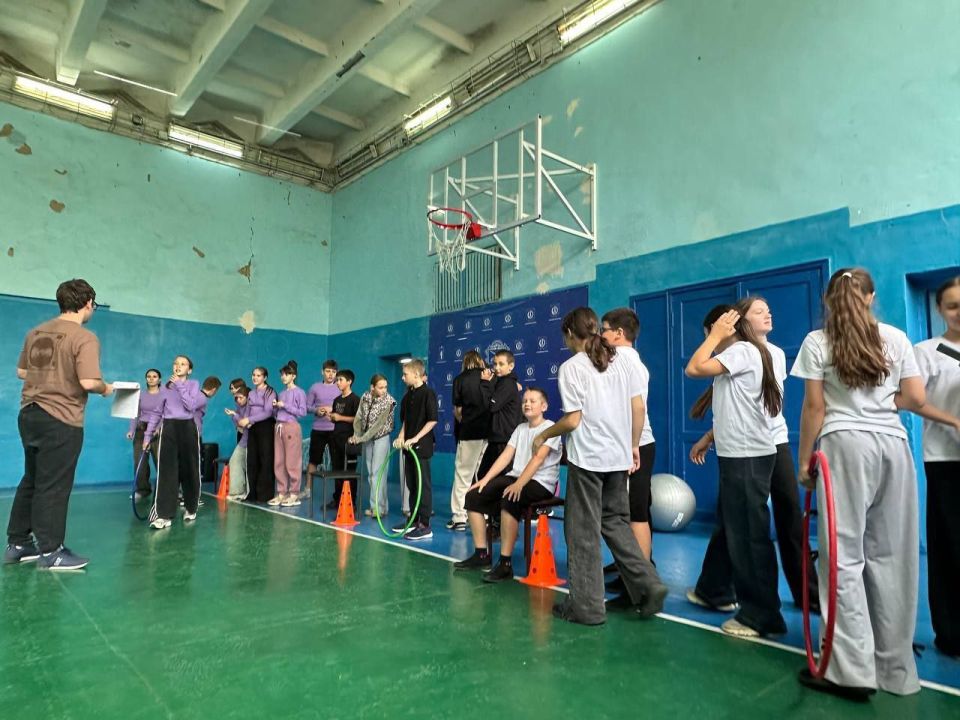 Сотрудники Акимовского ЦДК МКУ "Акимовская ЦКС" провели спортивно-развлекательную программу ко Дню Отца «Хочу быть как папа» в стенах ГБУ ОО ЗО "Акимовская СОШ №27 им. Г. И. Бояринова" с учениками 6-х классов сотрудниками... Сотрудники Акимовского ЦДК МКУ "Акимовская ЦКС" провели спортивно-развлекательную программу ко Дню Отца «Хочу быть как папа» в стенах ГБУ ОО ЗО "Акимовская СОШ №27 им. Г. И. Бояринова" с учениками 6-х классов сотрудниками...