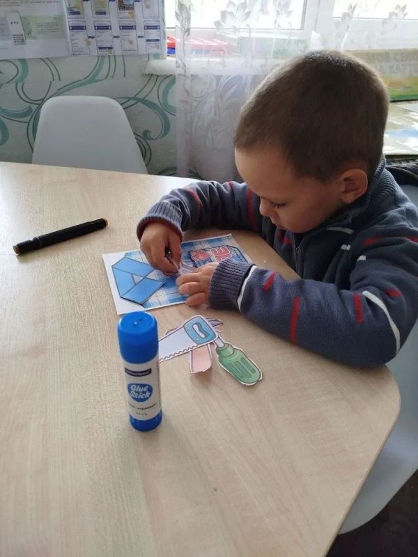 В преддверии Дня отца в Петровской сельской библиотеке совместно с Петровским сельским клубом прошел мастер-класс по изготовлению поздравительных открыток В преддверии Дня отца в Петровской сельской библиотеке совместно с Петровским сельским клубом прошел мастер-класс по изготовлению поздравительных открыток