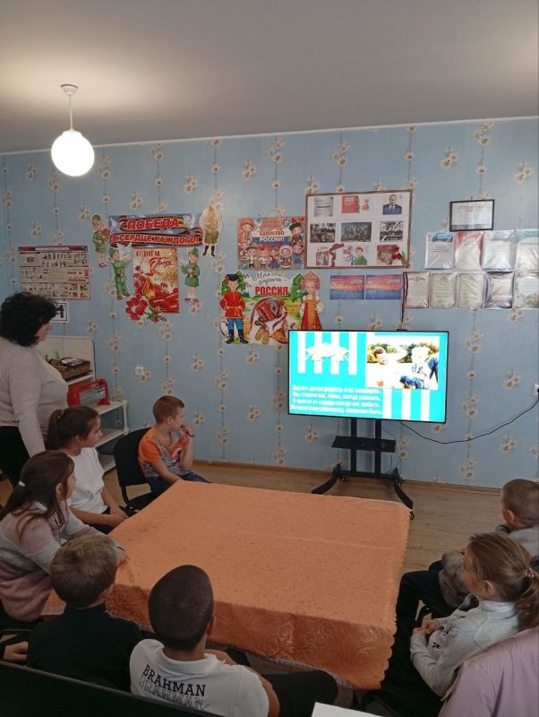 "МОЙ ПАПА САМЫЙ ЛУЧШИЙ !". В преддверии Дня отца в Гаммовском сельском доме культуры прошёл час общения "Мой папа самый лучший!" Ведущая рассказала ребятам историю праздника, когда и откуда пошла традиция празднования Дня... "МОЙ ПАПА САМЫЙ ЛУЧШИЙ !". В преддверии Дня отца в Гаммовском сельском доме культуры прошёл час общения "Мой папа самый лучший!" Ведущая рассказала ребятам историю праздника, когда и откуда пошла традиция празднования Дня...