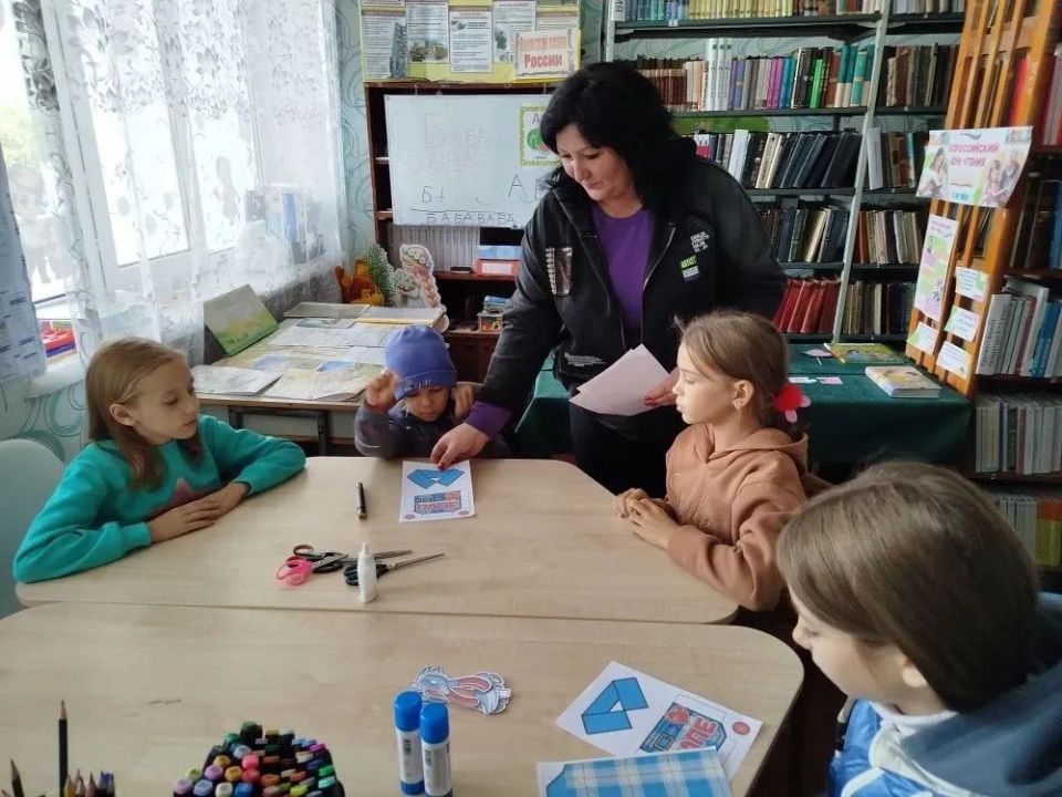 В преддверии Дня отца в Петровской сельской библиотеке совместно с Петровским сельским клубом прошел мастер-класс по изготовлению поздравительных открыток В преддверии Дня отца в Петровской сельской библиотеке совместно с Петровским сельским клубом прошел мастер-класс по изготовлению поздравительных открыток