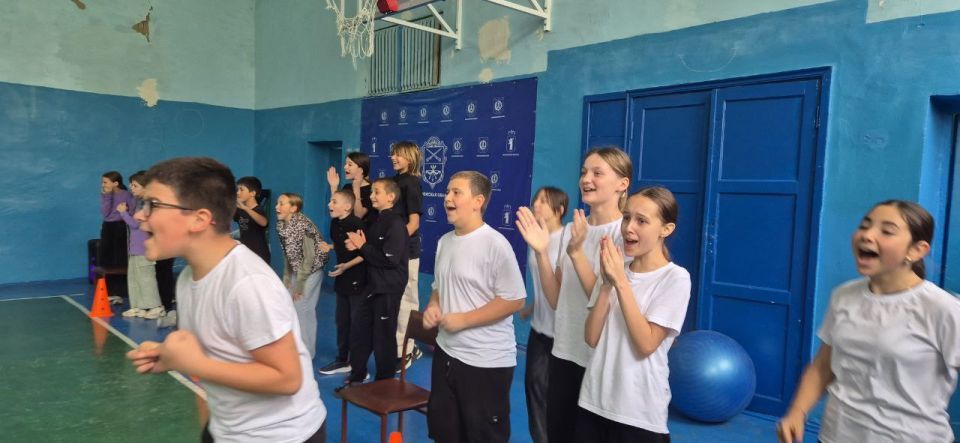 Сотрудники Акимовского ЦДК МКУ "Акимовская ЦКС" провели спортивно-развлекательную программу ко Дню Отца «Хочу быть как папа» в стенах ГБУ ОО ЗО "Акимовская СОШ №27 им. Г. И. Бояринова" с учениками 6-х классов сотрудниками... Сотрудники Акимовского ЦДК МКУ "Акимовская ЦКС" провели спортивно-развлекательную программу ко Дню Отца «Хочу быть как папа» в стенах ГБУ ОО ЗО "Акимовская СОШ №27 им. Г. И. Бояринова" с учениками 6-х классов сотрудниками...