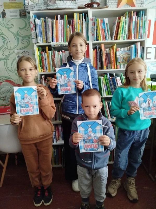 В преддверии Дня отца в Петровской сельской библиотеке совместно с Петровским сельским клубом прошел мастер-класс по изготовлению поздравительных открыток