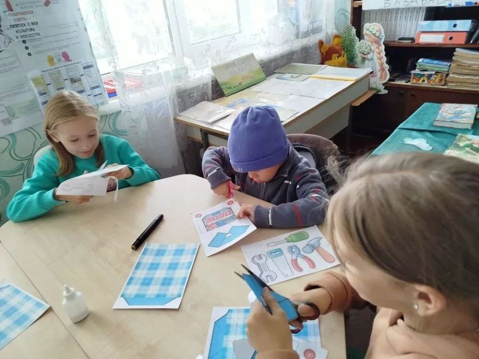 В преддверии Дня отца в Петровской сельской библиотеке совместно с Петровским сельским клубом прошел мастер-класс по изготовлению поздравительных открыток В преддверии Дня отца в Петровской сельской библиотеке совместно с Петровским сельским клубом прошел мастер-класс по изготовлению поздравительных открыток