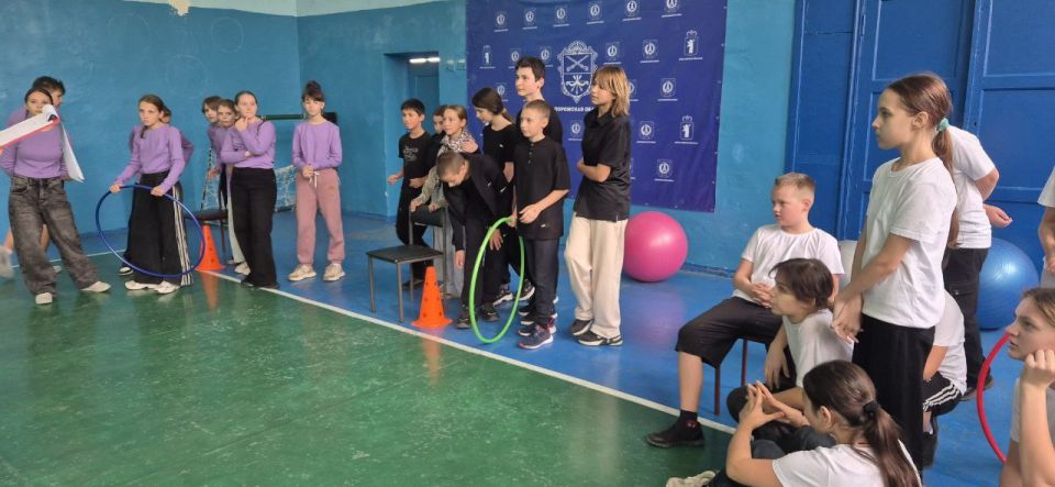 Сотрудники Акимовского ЦДК МКУ "Акимовская ЦКС" провели спортивно-развлекательную программу ко Дню Отца «Хочу быть как папа» в стенах ГБУ ОО ЗО "Акимовская СОШ №27 им. Г. И. Бояринова" с учениками 6-х классов сотрудниками... Сотрудники Акимовского ЦДК МКУ "Акимовская ЦКС" провели спортивно-развлекательную программу ко Дню Отца «Хочу быть как папа» в стенах ГБУ ОО ЗО "Акимовская СОШ №27 им. Г. И. Бояринова" с учениками 6-х классов сотрудниками...