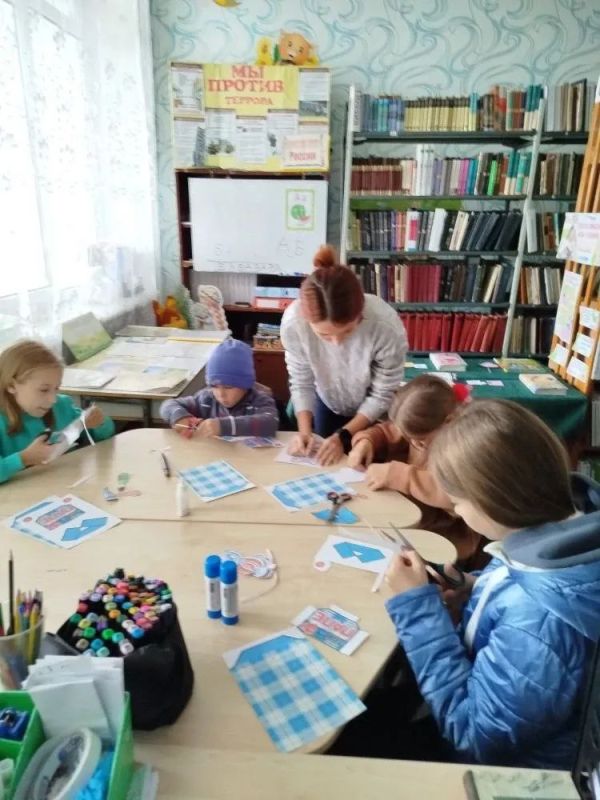 В преддверии Дня отца в Петровской сельской библиотеке совместно с Петровским сельским клубом прошел мастер-класс по изготовлению поздравительных открыток В преддверии Дня отца в Петровской сельской библиотеке совместно с Петровским сельским клубом прошел мастер-класс по изготовлению поздравительных открыток