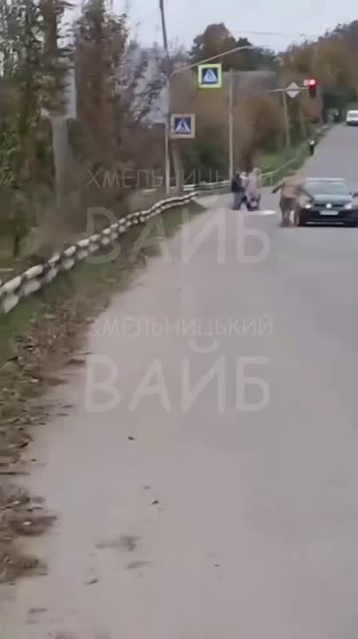 В Хмельницком сотрудник ТЦК предпринял попытку остановить гражданский автомобиль, бросившись на капот