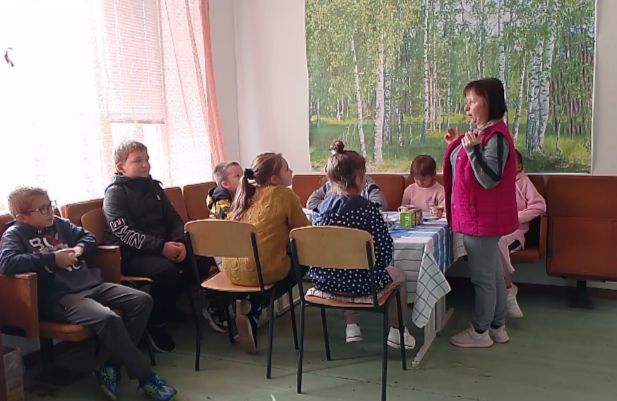 Слава миру на земле! Слава хлебу на столе! Слава тем, кто хлеб растил, Не жалел труда и сил Слава миру на земле! Слава хлебу на столе! Слава тем, кто хлеб растил, Не жалел труда и сил