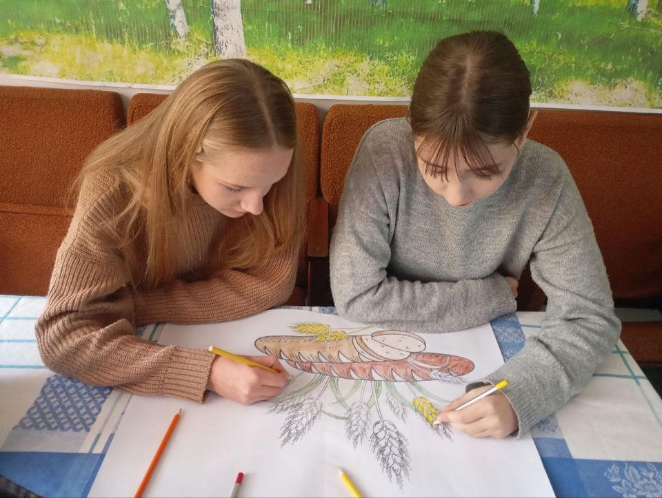 Слава миру на земле! Слава хлебу на столе! Слава тем, кто хлеб растил, Не жалел труда и сил Слава миру на земле! Слава хлебу на столе! Слава тем, кто хлеб растил, Не жалел труда и сил