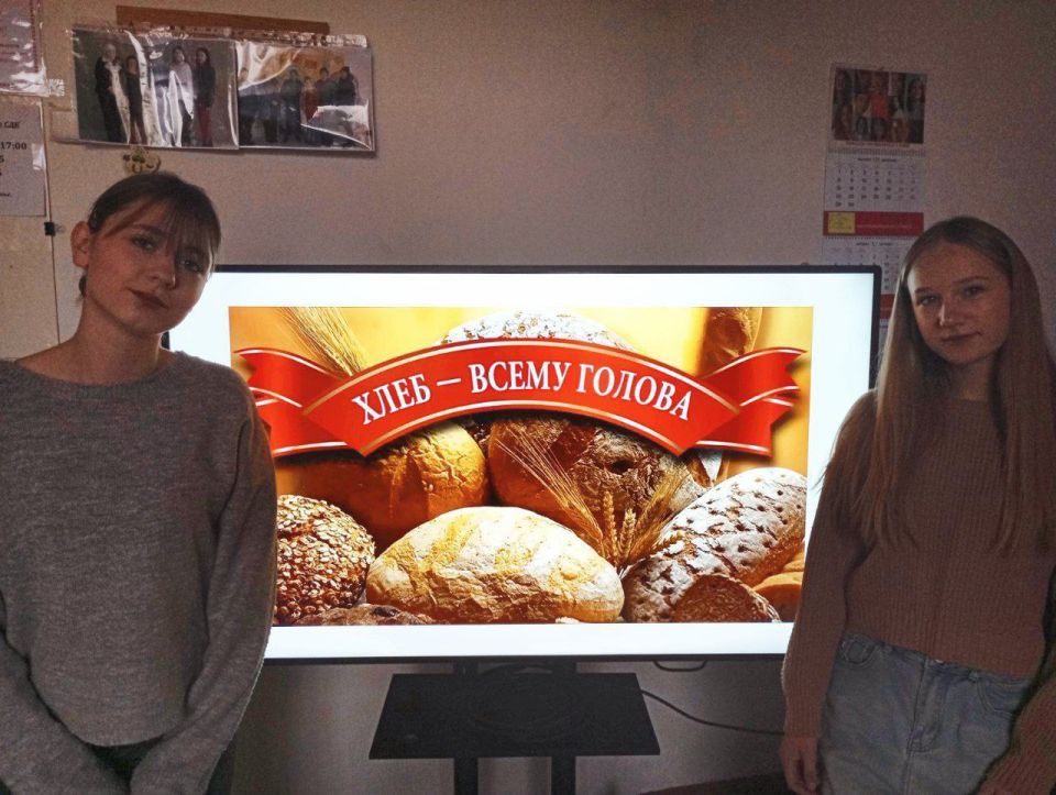 Слава миру на земле! Слава хлебу на столе! Слава тем, кто хлеб растил, Не жалел труда и сил Слава миру на земле! Слава хлебу на столе! Слава тем, кто хлеб растил, Не жалел труда и сил