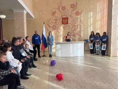 Алёна Трокай: С Праздником, отцы!. Вместе с Молодогвардейцами в ЗАГСЕ города Мелитополя поздравили пап с их замечательным праздником! Вместе с Молодой Гвардией приняла участие в торжественном мероприятии в местном отделении...