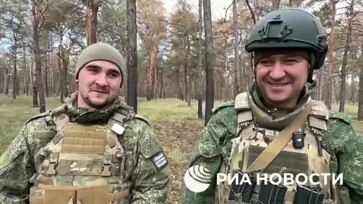 «Та же самая семья, только здесь»: отец и сын, служащие вместе на СВО, поздравили россиян с Днем отца