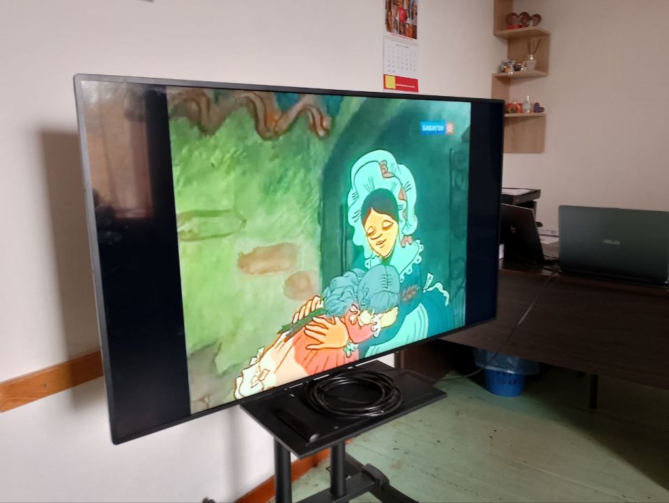 Слава миру на земле! Слава хлебу на столе! Слава тем, кто хлеб растил, Не жалел труда и сил Слава миру на земле! Слава хлебу на столе! Слава тем, кто хлеб растил, Не жалел труда и сил