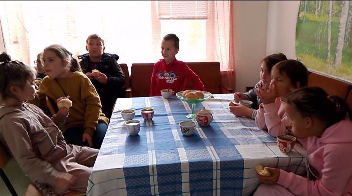 Слава миру на земле! Слава хлебу на столе! Слава тем, кто хлеб растил, Не жалел труда и сил Слава миру на земле! Слава хлебу на столе! Слава тем, кто хлеб растил, Не жалел труда и сил