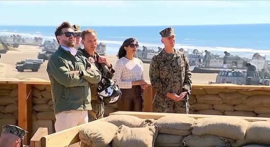 Вице-президент США Джей Ди Вэнс вместе с супругой наблюдали демонстрацию боевой подготовки Корпуса морской пехоты на базе Кэмп-Пендлтон