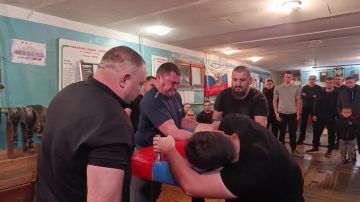 В Днепрорудненском зале тяжёлой атлетики прошло открытое личное Первенство ООО "ДЖРК" по армрестлингу, посвящённое 82 годовщине освобождения Васильевского района от немецко-фашистких захватчиков