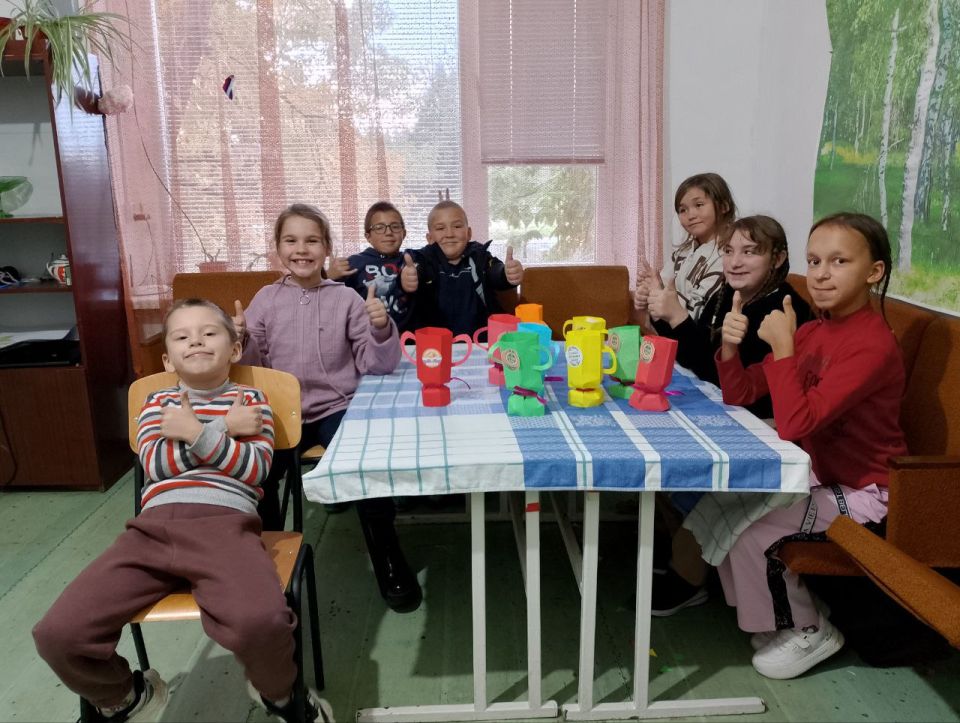 Сегодня День отца, а значит, Мы поздравляем всех мужчин, Которым выпала удача Детей воспитывать, растить Сегодня День отца, а значит, Мы поздравляем всех мужчин, Которым выпала удача Детей воспитывать, растить